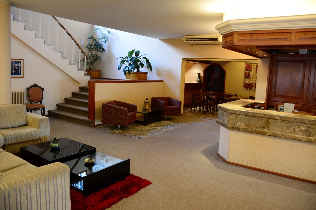 Hotel Crown Мело Екстер'єр фото
